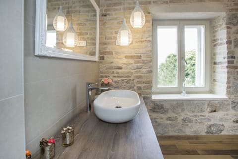 Deluxe Double Room | Bathroom | Shower, rainfall showerhead, eco-friendly toiletries, hair dryer