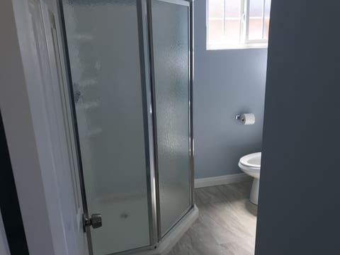 Standard Room, 1 Bedroom | Bathroom | Designer toiletries, hair dryer, towels
