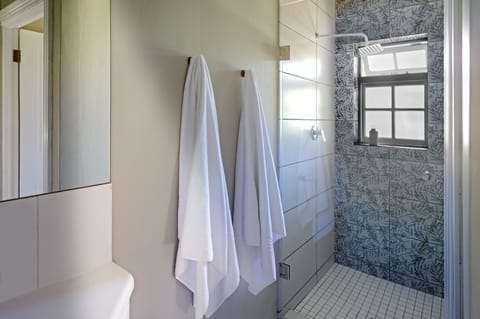 Standard Room | Bathroom | Free toiletries, hair dryer, bathrobes, towels