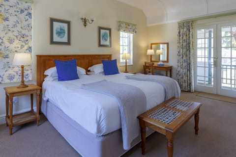 Deluxe Room, Garden View | 1 bedroom, premium bedding, in-room safe, individually decorated