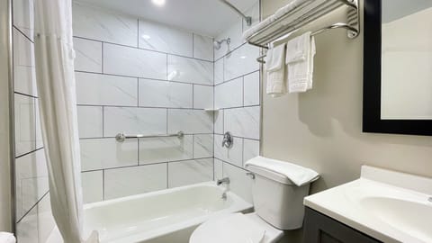 Combined shower/tub, hair dryer, towels