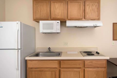 Full-size fridge, microwave, stovetop