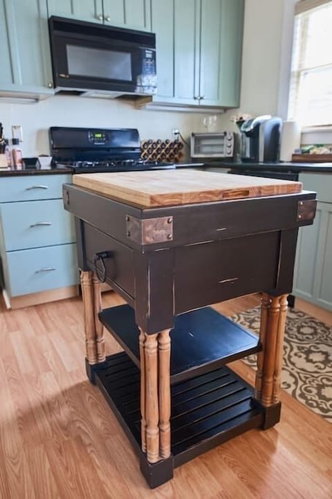 Chic Victorian kitchen to cook for your family and eat at home. The kitchen is fully equipped to do just that.