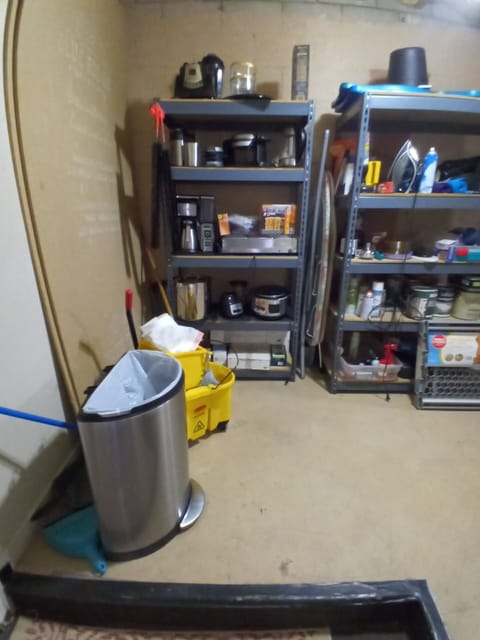 Appliances: waffle maker, blender, citrus juicer, 18 qt. stock pot, crock, et al