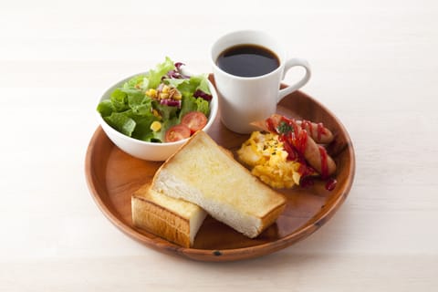Daily continental breakfast (JPY 980 per person)
