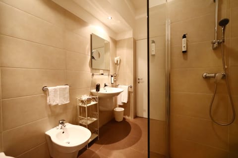 Junior Suite | Bathroom | Shower, eco-friendly toiletries, hair dryer, towels