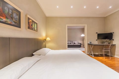 Suite for 2 people | Minibar, in-room safe, desk, laptop workspace