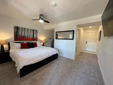 Deluxe Double Room, 1 Bedroom, Jetted Tub, Mountain View | Individually decorated, individually furnished, free WiFi, bed sheets