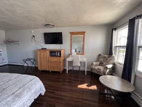 Basic Single Room, 1 King Bed | Living area | Flat-screen TV
