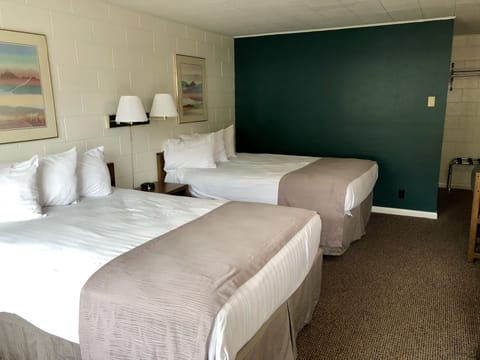 Single Room, 2 Queen Beds | Desk, free WiFi, bed sheets