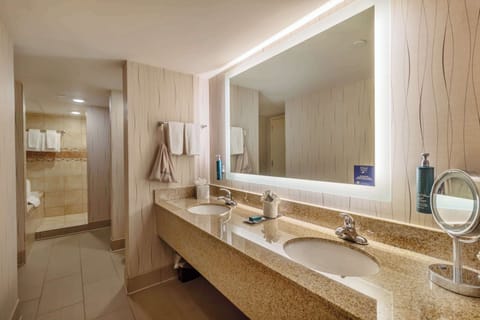 Executive Suite, 1 King Bed, Non Smoking | Bathroom | Combined shower/tub, free toiletries, hair dryer, towels