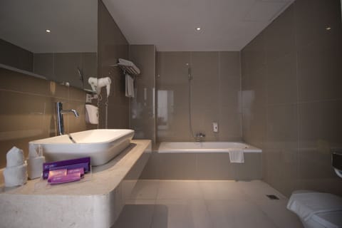 Suite | Bathroom | Bathtub, deep soaking tub, free toiletries, slippers