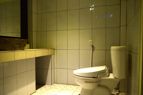 Family Suite | Bathroom | Shower, free toiletries, towels