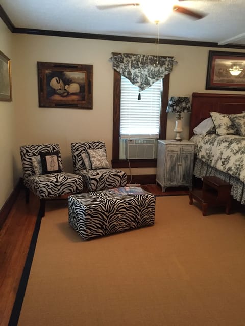 Superior Double Room Single Use, 1 Queen Bed, Jetted Tub, Garden View (Creme de le Creme ) | Living area | LED TV