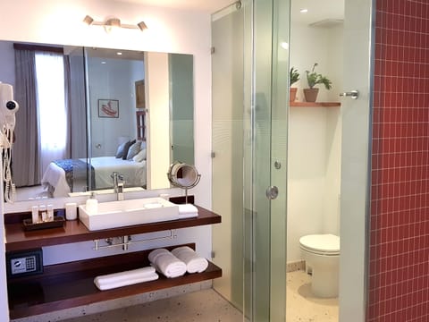 Junior Suite | Bathroom | Shower, free toiletries, hair dryer, towels