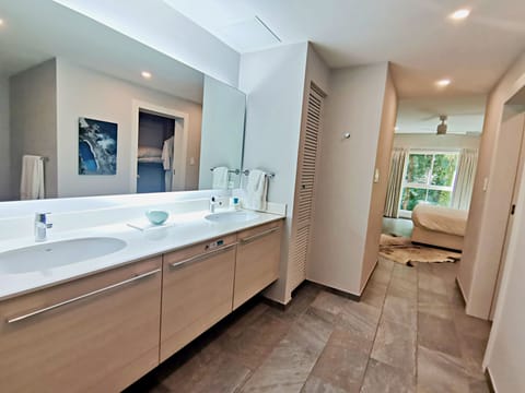2 Bedroom Residence Rainforest View | Bathroom | Shower, free toiletries, hair dryer, bathrobes