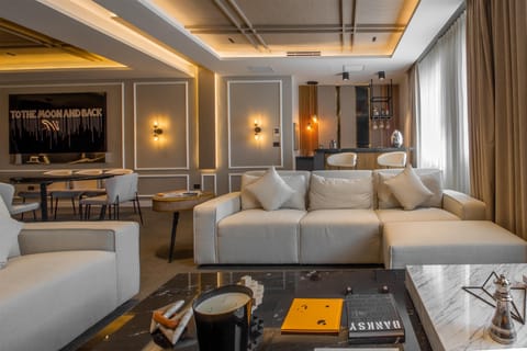 Suite, 1 King Bed, Non Smoking, Jetted Tub (2nd Floor) | Minibar, in-room safe, desk, laptop workspace