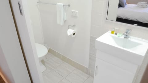 Comfort Double Room, 1 Double Bed | Bathroom | Shower, hair dryer, towels