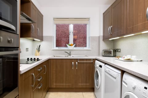 Apartment, 3 Bedrooms | Private kitchen | Fridge, microwave, oven, stovetop