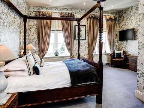 Suite, Ensuite (Four Poster) | Premium bedding, individually decorated, individually furnished, desk