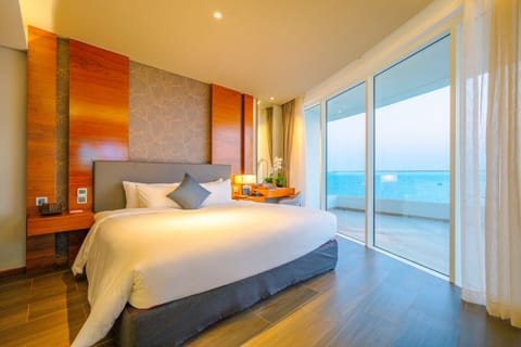 Executive Suite Ocean View Double room (40-minute Body Massage for 2) | Minibar, in-room safe, desk, blackout drapes