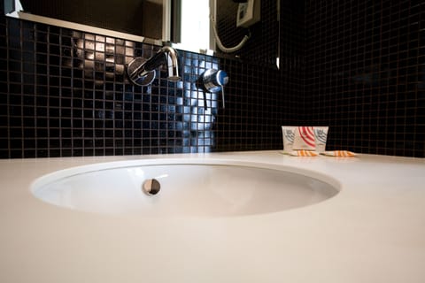 Economy Double Room | Bathroom sink