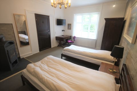 Standard Double Room, 2 Twin Beds, Shared Bathroom, Garden View | Desk, free WiFi, bed sheets