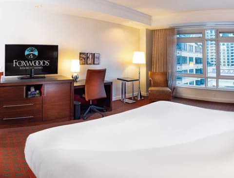 Deluxe Room, 1 King Bed | Pillowtop beds, in-room safe, desk, laptop workspace