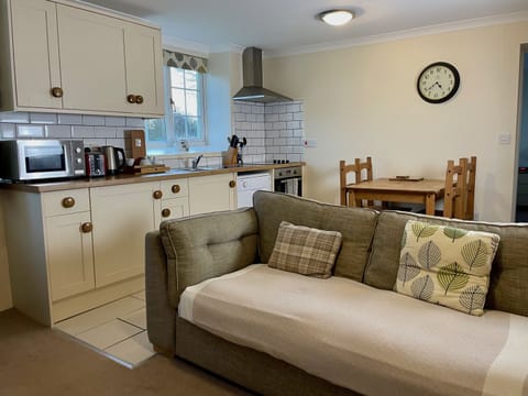 Family Cottage, Ensuite (Pendragon CottageHengroen) | Lounge