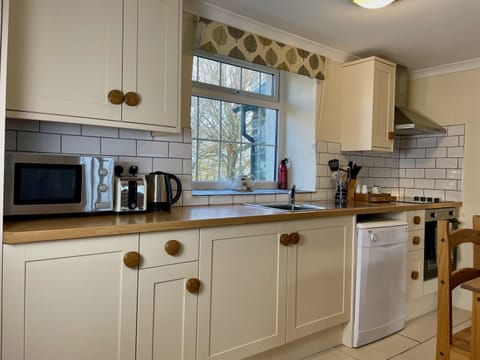 Classic Cottage, Accessible, Courtyard View (Pendragon Cottage Llamrai) | Private kitchen