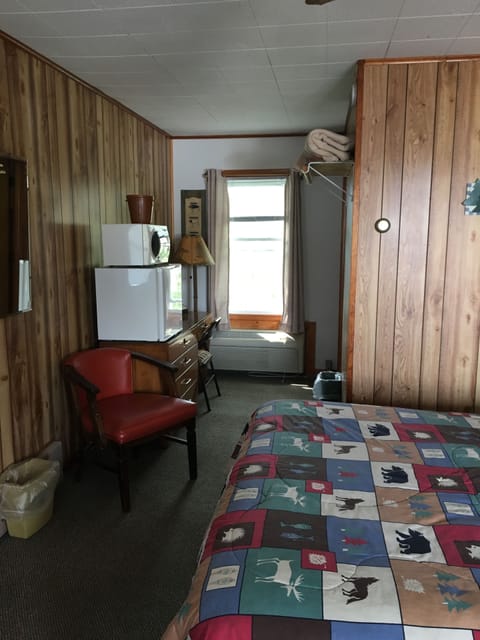 Room, 1 Queen Bed | Rollaway beds, free WiFi, bed sheets