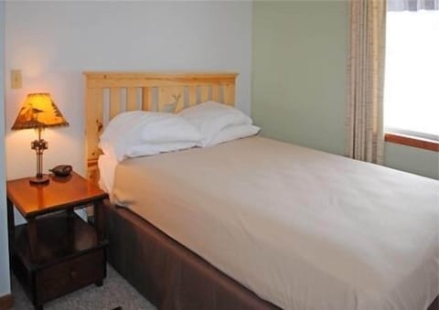Room, 1 Queen Bed | Rollaway beds, free WiFi, bed sheets