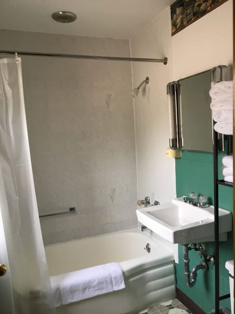 Combined shower/tub, free toiletries, towels