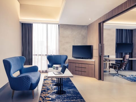 Executive Suite, 1 Queen Bed | Minibar, in-room safe, desk, laptop workspace