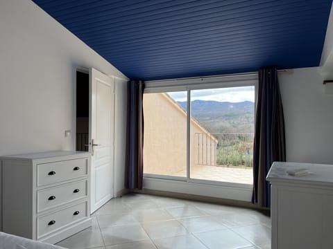 Bedroom with air conditioning and salle de bain attenante (En-suite bathroom)