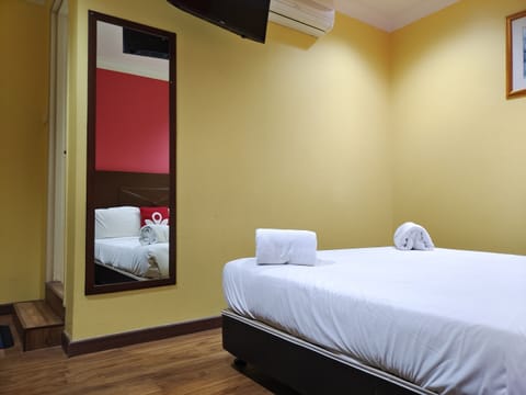 Superior Queen Room | Laptop workspace, soundproofing, iron/ironing board, free WiFi