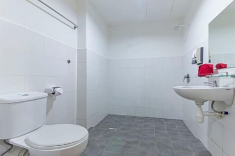 Premium Family-4 Room | Bathroom | Shower, towels