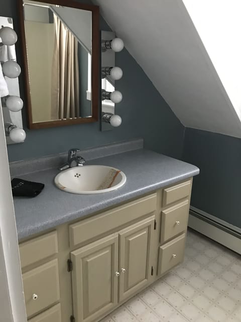 Room 6 | Bathroom sink