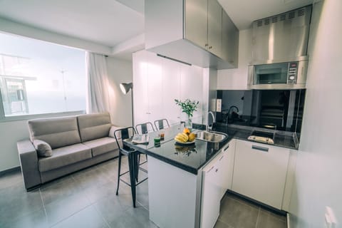 Penthouse | Private kitchen | Fridge, microwave, stovetop, coffee/tea maker