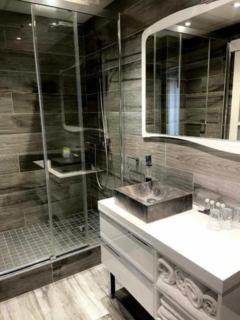 Double Room, Lake View | Bathroom | Shower, free toiletries, hair dryer, towels