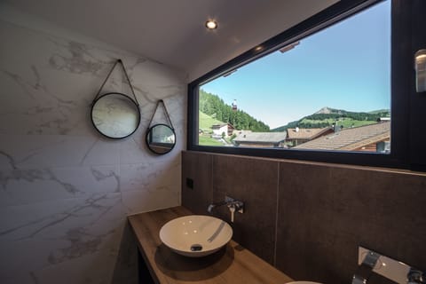 Comfort Double or Twin Room, 1 Bedroom, Balcony | Bathroom sink