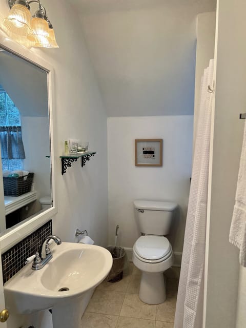 John L. Rey Room | Bathroom | Combined shower/tub, designer toiletries, hair dryer, towels