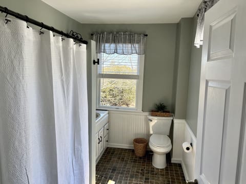 Family Cottage | Bathroom | Combined shower/tub, designer toiletries, hair dryer, towels