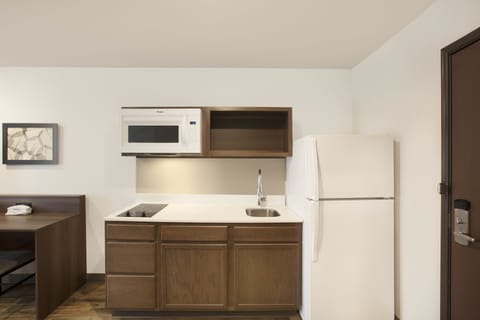 Full-size fridge, microwave, stovetop
