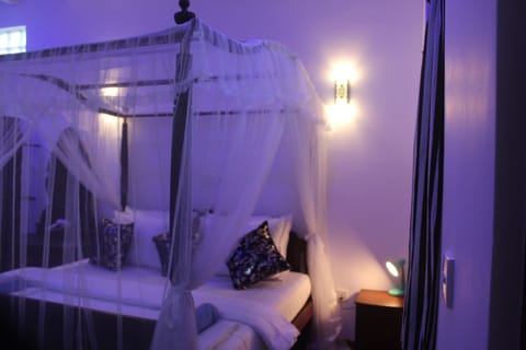 Deluxe Double Room, 1 King Bed, Smoking, Garden View | 1 bedroom, minibar, desk, iron/ironing board
