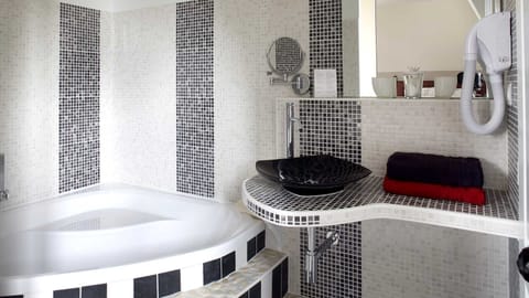 Comfort Double Room, Private Bathroom (Classic) | Jetted tub