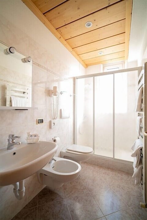 Camera Superior con balcone | Bathroom | Shower, free toiletries, hair dryer, bidet
