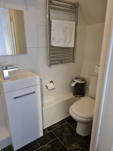 Twin Room, Ensuite | Bathroom