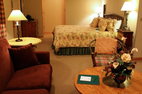 Deluxe Suite, 1 Bedroom, Lake View | 1 bedroom, premium bedding, in-room safe, blackout drapes