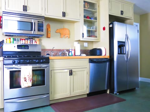 FULL KITCHEN WITH NEW STAINLESS STEEL APPLIANCES INCLUDING A DISHWASHER